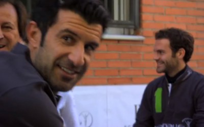 Los futbolistas Luis Figo y Juan Mata, con los chavales de la Asociación PAUTA