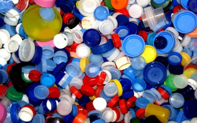 Tapones de plástico solidarios