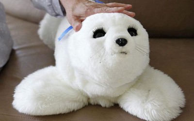 Nuka, el robot foca que asiste a personas con necesidades especiales