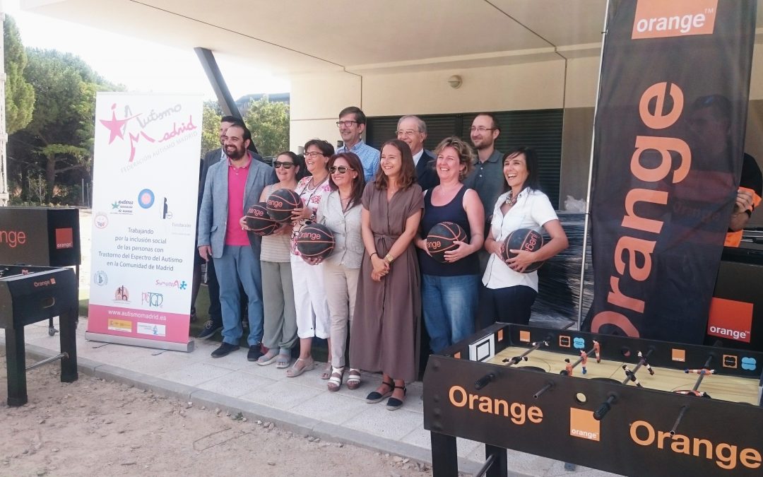 Orange dona material deportivo a la Federación Autismo Madrid en el inicio del curso escolar