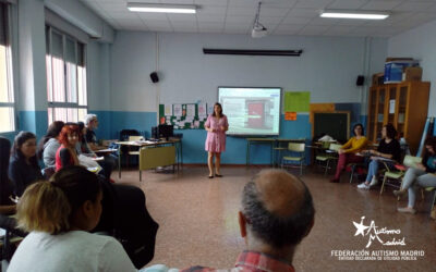Charla informativa de Autismo Madrid a las familias de Aulas TEA en el distrito de Carabanchel
